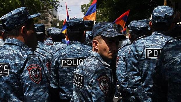 У МИД Армении началась потасовка между полицией и оппозиционерами