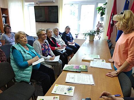 Сотрудники центра соцобслуживания рассказали членам Совета ветеранов Отрадного о «Московском долголетии»