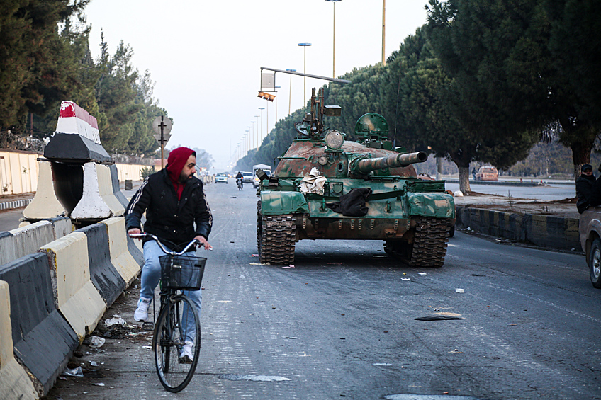 Танк вооруженной оппозиции на одной из улиц города Хама
