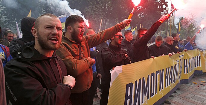 Националисты устроили стычку перед приездом Порошенко