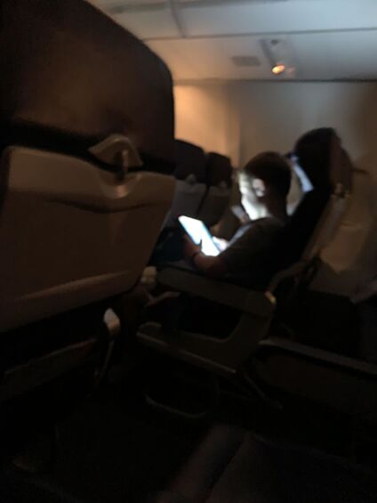 Эта мать позволила своему ребенку слушать iPad без наушников на протяжении всего полета.