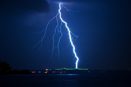 В пассажирский самолет ударила молния после взлета