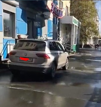 Автомобилист проехался по пешеходному тротуару в Новокузнецке