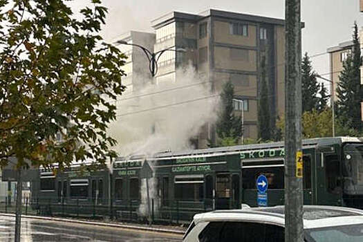 Haberturk: молния ударила в движущийся трамвай в турецком Газиантепе