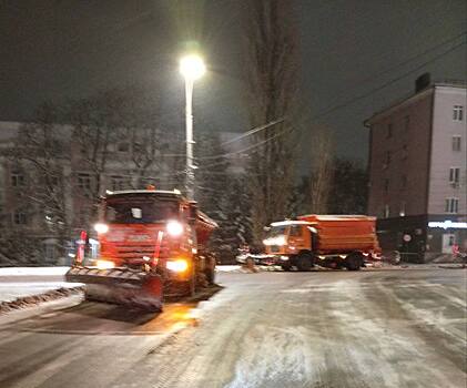 В Курске дороги убирают 73 человека и 71 единица техники