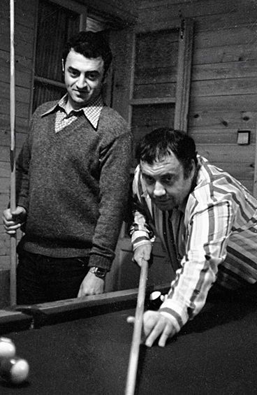 Кинорежиссер Эльдар Рязанов (справа) играет в бильярд с писателем-юмористом Григорием Гориным (слева) (1978)