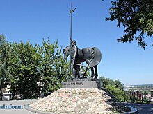 В управлении ЖКХ прояснили судьбу деревьев у памятника Первопоселенцу