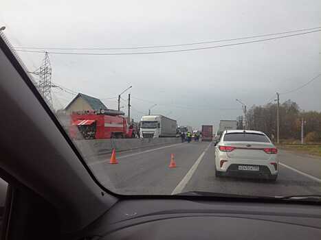ДТП с участием фуры, перевозящей автомобили, произошло в Володарском районе