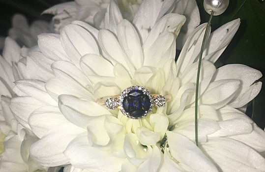 Под дождём на белом коне: новосибирец прискакал в лес делать предложение своей девушке