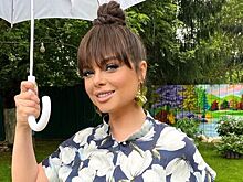 Наташа Королева похвасталась прессом в пестром кроп-топе