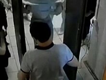 Сотрудник пункта приема ЕГЭ рассказал, почему школьницы в Воронеже раздевались