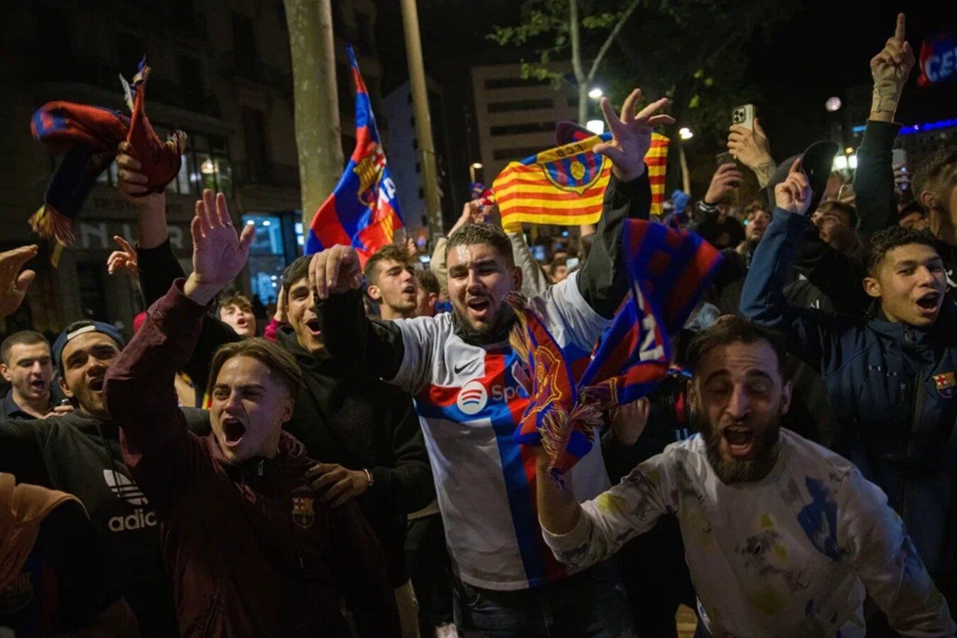 Фанаты «Барселоны» оскорбили несколько сотен болельщиков «ПСЖ» перед игрой ЛЧ — RMC Sport