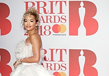 BRIT Awards 2018: Ора вышла на красную дорожку в пушистом свадебном наряде, а Хантингтон-Уайтли — в мини-платье с огромными плечами