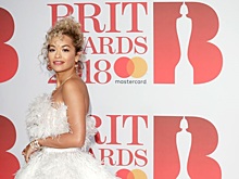 BRIT Awards 2018: Ора вышла на красную дорожку в пушистом свадебном наряде, а Хантингтон-Уайтли — в мини-платье с огромными плечами