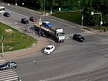 На перекрестке улиц Сухумской и Терновского фура зажала легковушку