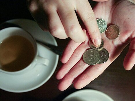 Эксперт по этикету Коломацкая рассказала, кому не принято оставлять чаевые