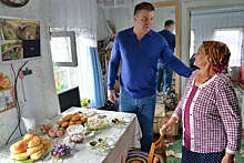 Омский губернатор Хоценко наградил бабушку, возившую его по сгоревшему селу