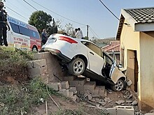 Автомобилист объехал курицу и протаранил дом