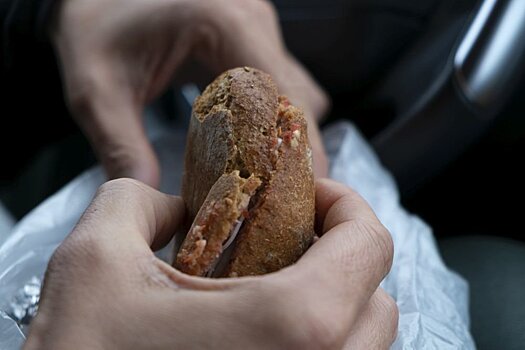 Голландские власти изъяли бутерброды с ветчиной у британских водителей