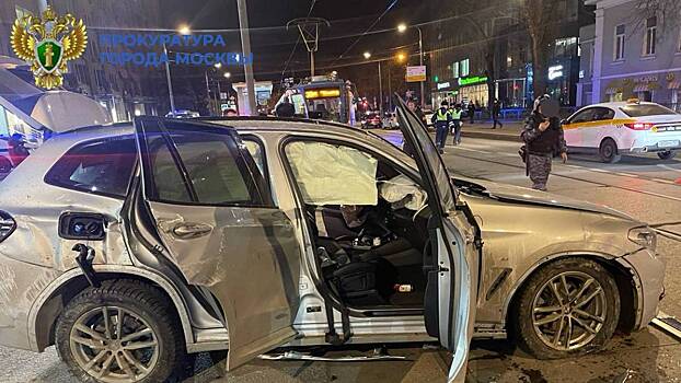 На место наезда на пешеходов в центре Москвы вызвали вертолет санавиации