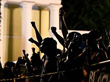 На витринах ресторанов в центре Вашингтона устанавливают деревянные щиты