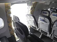 Стюардессы подали в суд на Boeing из-за оторвавшейся двери самолета