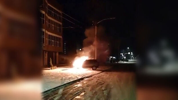 Во Владикавказе ночью сгорел автомобиль: инцидент попал на видео