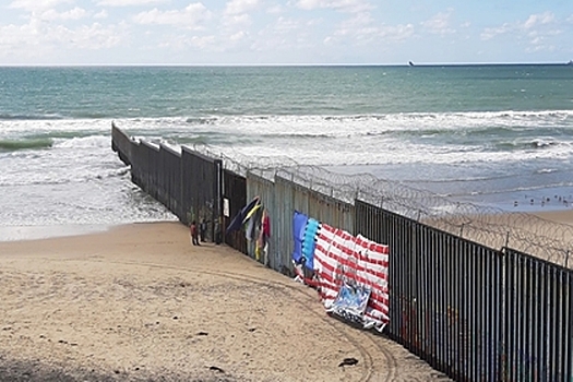 Пентагон просят оплатить стену на границе