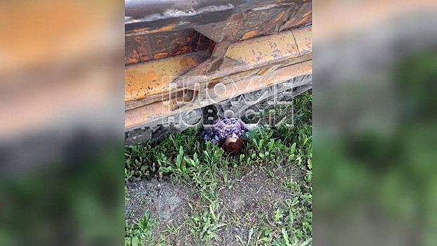 Грузовик “Урал” насмерть сбил стоящую на светофоре женщину в Свердловской области