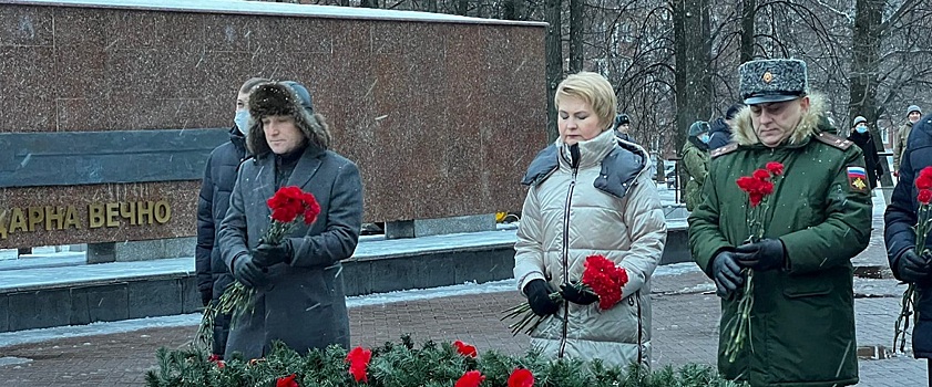 В Ижевске возложили цветы к памятнику Неизвестного Солдата