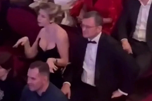 Грудью за ВСУ.  Украинцы готовы разорвать Кулебу, которому вместо фронта достались «радости из декольте»