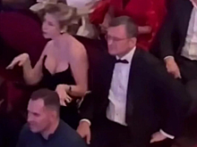 Грудью за ВСУ.  Украинцы готовы разорвать Кулебу, которому вместо фронта достались «радости из декольте»