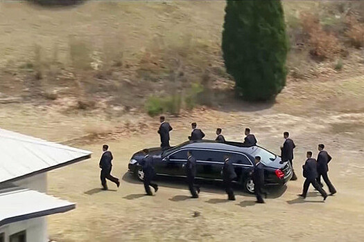 Автомобиль Ким Чен Ына во время визита в Южную Корею сопровождали 12 бегущих охранников