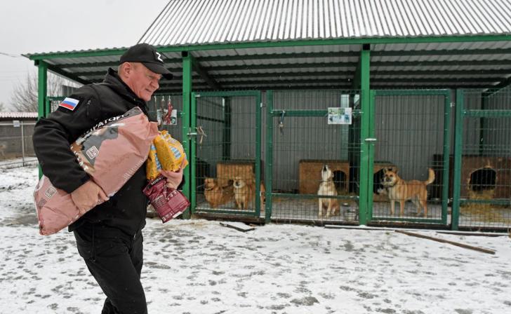 Губернатор Роман Старовойт приехал в приют для животных в Лобазовке