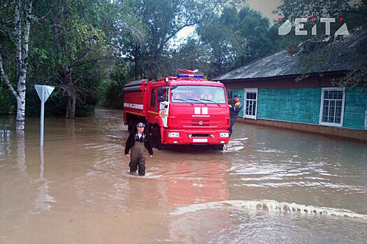 "Ситуация всё более напряжённая": часть дорог затопило в Приморье
