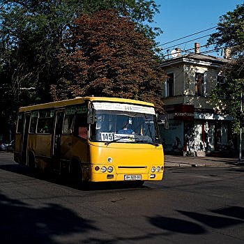 В Одессе во время виража маршрутки из нее выпала женщина