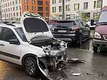 Лобовое столкновение двух легковых автомобилей в Подмосковье попало на видео