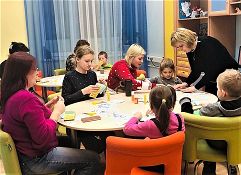 В Центре поддержки семьи и детства САО научат малышей с ограниченными возможностями здоровья рисовать солью