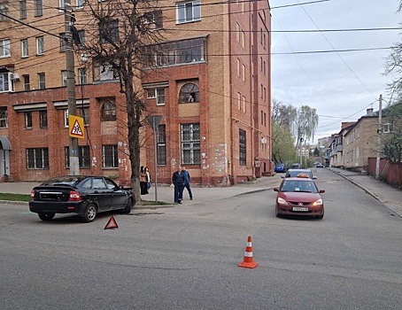 Peugeot опрокинул «Ладу» в Калуге: пострадали два человека