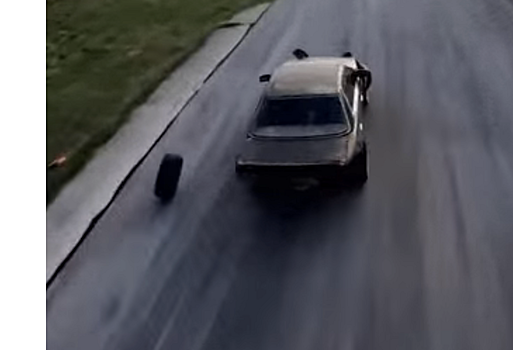 Видео: Покрышка слетела с машины во время дрифта и... вернулась обратно на колесо