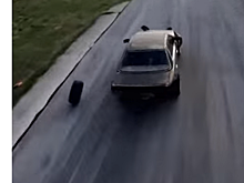 Видео: Покрышка слетела с машины во время дрифта и... вернулась обратно на колесо