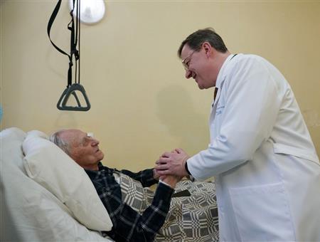 Дмитрий Азаров поздравил с Днем Победы ветеранов, проходящих лечение в самарской больнице им. Пирогова