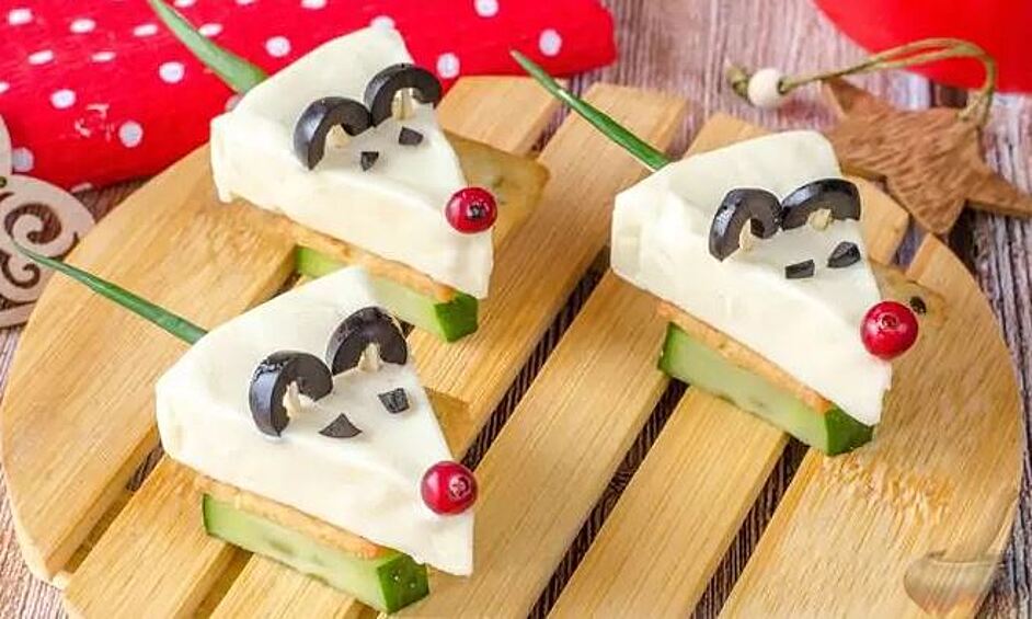 Мышки-канапе из огурца, крекера и плавленного сырка. Чего только не сообразишь, лишь бы организовать «мышиное» присутствие на новогоднем столе. 