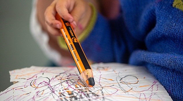 Психолог раскрыла, почему ребенок рисует только красным и черным