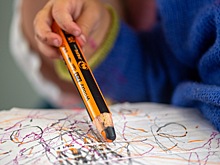 Психолог раскрыла, почему ребенок рисует только красным и черным