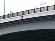Московские коммунальщики спасли стоявшую на краю моста девушку