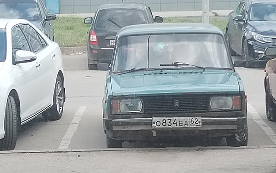 На улице Бирюзова в Рязани заметили подростков за рулём ВАЗа