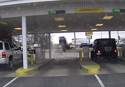 Посмотрите, как машина перепрыгивает через дорогу, отъехав от банкомата