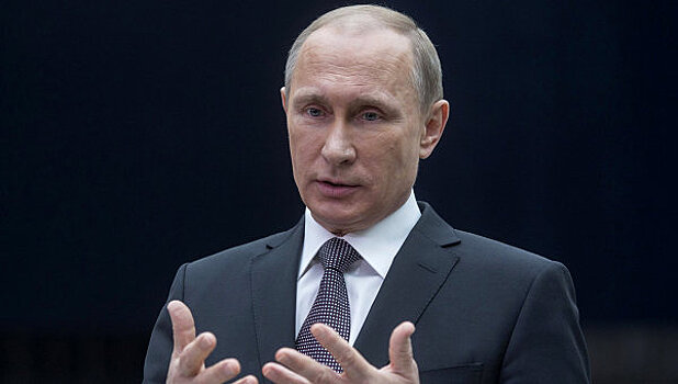 Путин пообещал поддерживать на должном уровне зарплаты офицеров