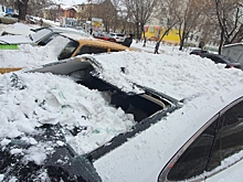 В центре Омска сошедший с крыши снег пробил стекло припаркованного автомобиля